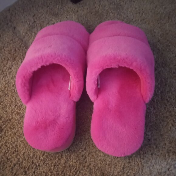 Pink fuzzy slippers - Picture 2 of 2